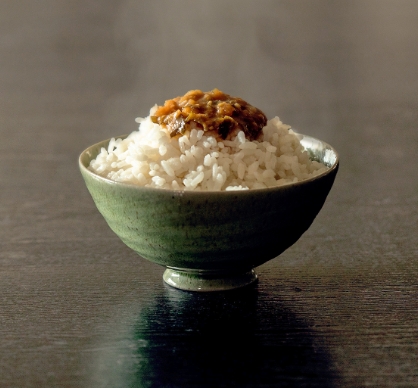 おかずみそをかけたご飯の画像